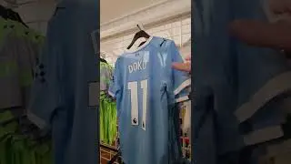 Загляните в крупнейший в мире магазин лучших футбольных товаров Пеле на Таймс-сквер.