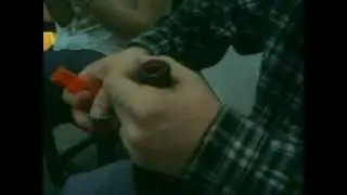 Como abrir una birra con un encendedor ordinario y no quebrarse la columna en el intento