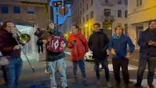I triestini intonano la canzone dedicata al Tram di Opicina