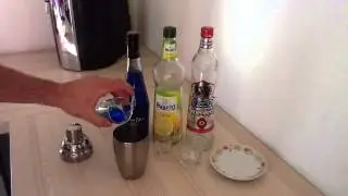 Faire un cocktail Blue Lagoon - Recette au curacao