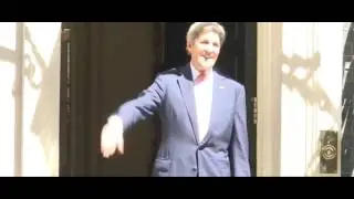 John Kerry walks into door 10 Downing Street