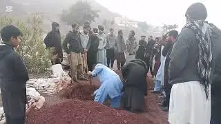 Kotli khurd mahala Hassan khail zoje marhoom Azim Khan qabar ki tiaree janaze ka time Baad main.4.1.