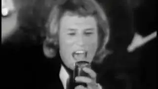 Johnny chante 