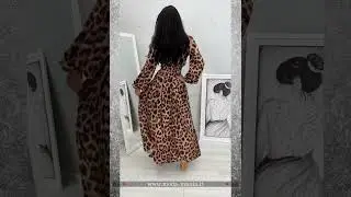 Abito svasato lungo a stampa leopardata con spacco e cintura elasticizzata