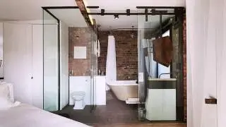 Innovative Badezimmer mit Glasw&auml;nden in kleinen London Apartment