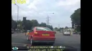 P492LLH Ignoring traffic signs and almost causing an accident