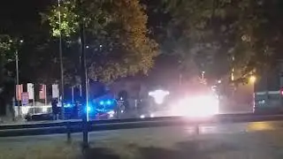 Perugia in serie C: le auto dei calciatori e il bus (vuoto) escono alle 2.30 scortati dalla polizia