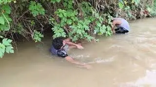 মালেশিয়ার ছোট খালের ভিতর আমরা ভাই বন্ধু মিলে মাছ ধরি,এখানে অনেক সুন্দর ফুল গাছ আছে।