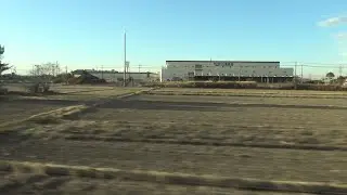 モーター音が大きく速度も速い特別快速 取手駅～藤代駅間を走行する常磐線下りE531系の車窓（北側）