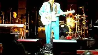 Chris Isaak. 