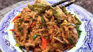 朝鲜族干辣椒炒牛肉 - Fried beef with dried Chili pepper. 牛肉香辣滑嫩，伴着风干的辣椒香，味道独特，好吃又下饭。#家常小炒，#香辣，#牛肉
