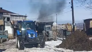 Из-за снега трактор New holland Td5 110 буксует и не может выташить прицеп наполненый капустой 