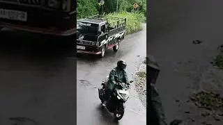 @GREEN TRUCK QUICKLY DESCENDS THE LONG DECLINE OF MANGKLONG KRASAK
