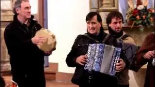 201212123898  Juanito Maltzeta zenaren omenez, liburu-diskaren aurkespen ondoren eskeinia.