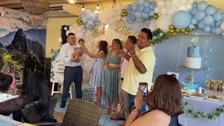 Padres y familia gozan en el bautizo de Albert