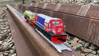 Merakit Kereta Api Indonesia CC201 Perumka Anjlok Melewati Rel Putus Sampai Terguling di Atas Batu