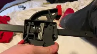 Demonstration of how quick clamps work