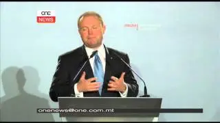 Il-Prim Ministru wara d-diskors ta' Simon Busuttil.