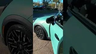 Новый MINI Cooper S HT 2025 года от Малиссы с четырьмя дверями в цвете Oceanwave Blue