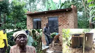 Gwebabade bayita masikini kati yasinga nyumba enyilira kukyalo.Enyumba ya ANGELINA MAKOHA ewede.