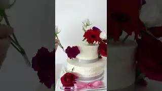 Fresh flowers rustic theme wedding cake