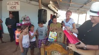 Entrega de regalos y sorpresas para todo el staff de El Salvador 4K gracias a Mauricio y Gladis