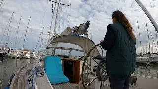 Leaving single handed the marina of Nieuwpoort (Belgium) with a Hallberg Rassy.