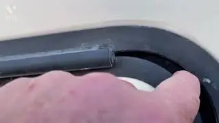 Уплотните петли в верхней части багажных дверей, чтобы предотвратить повреждение дверей водой.