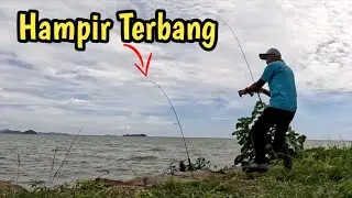 Pancing Joran hampir terbang ke laut! | Pinggir Pantai Teluk Villa Putatan