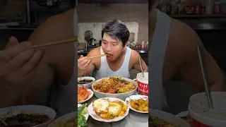 Mezcolanza de malatang, arroz, colza, trigo frito, repollo picante marinado.
