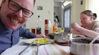 Linda informeert vriendelijk of Walter zijn camera heeft aangezet