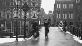 1937: De ontwikkeling van het verkeer in Amsterdam, met o.a. de Dam en oldtimers - oude filmbeelden