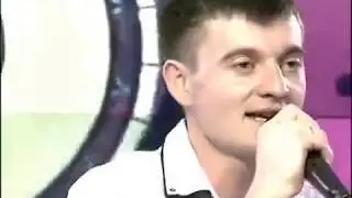 Валерий  Мурса  исполняет песню  