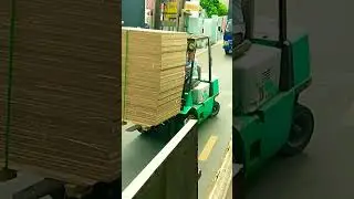 The driver lifted the wooden bales off the truck very skillfully #shorts
