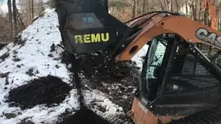 REMU L75 Screening bucket in wet dirt with clay