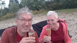 lekker glaasje champagne bij onze classic Land Rover Defender 130, overland, off road, 4x4 camper