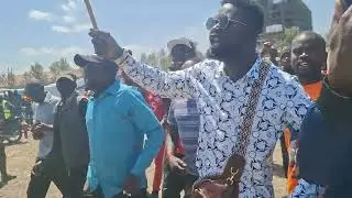 JOWI!!! Omosh 1Hour leads Bunge la Jacaranda in singing chants for the President!