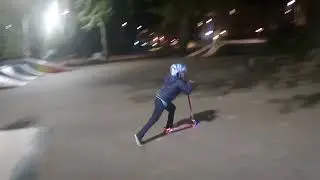 Tricksar med en leksakssparkcykel #Str&auml;ngn&auml;sskatepark