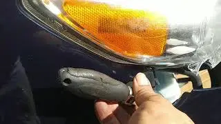 cambiando una de las luces delanteras en este corolla lx 2011 changing the head light 2011 lx toyota