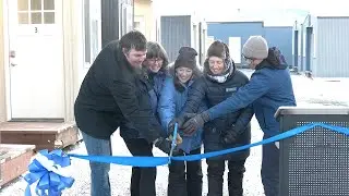 В Анкоридже открылся поселок из крошечных домиков для поддержки жителей, проходящих реабилитацию.