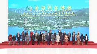 Xi Jinping and Peng Liyuan pose for group photo at Global Leaders' Meeting on Women