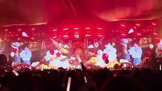 1/1/2026, 周深香港启德新年演唱会， 和大湾鸡一起蹦蹦跳跳唱财神到