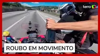 Motoboy flagra roubo do pr&oacute;prio celular enquanto pilotava em rodovia