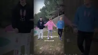 В городе нашем есть весëлая улица тут парни гламурные девчонки фигурный..