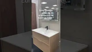 Ba&ntilde;o moderno con estilo mediterr&aacute;neo | Inodoro Tura, azulejos Brixstone de Roca y mueble Kyrya