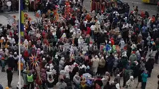 Ukrainians sing carols during Christmas parade in Kyiv as air alarm sounds