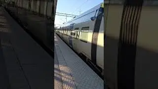 Helenelund Pendeltag train approaching