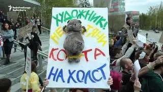 Martians And 'Free Insults' At Absurd Parade In Russia