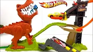 HOT WHEELS PISTA DUELO DE DINOSAURIO T-REX TAKEDOWN CON SONIDOS DEL DINOSAURIO Y 18 COCHES INCLUIDO