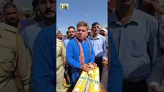 Ravinder Raina Meets Fruit Growers at Sopore Mandi